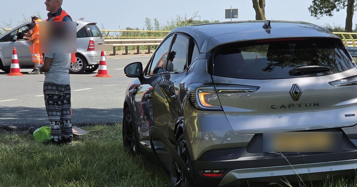 Twee auto's betrokken bij ongeluk op N322 in Nieuwendijk
