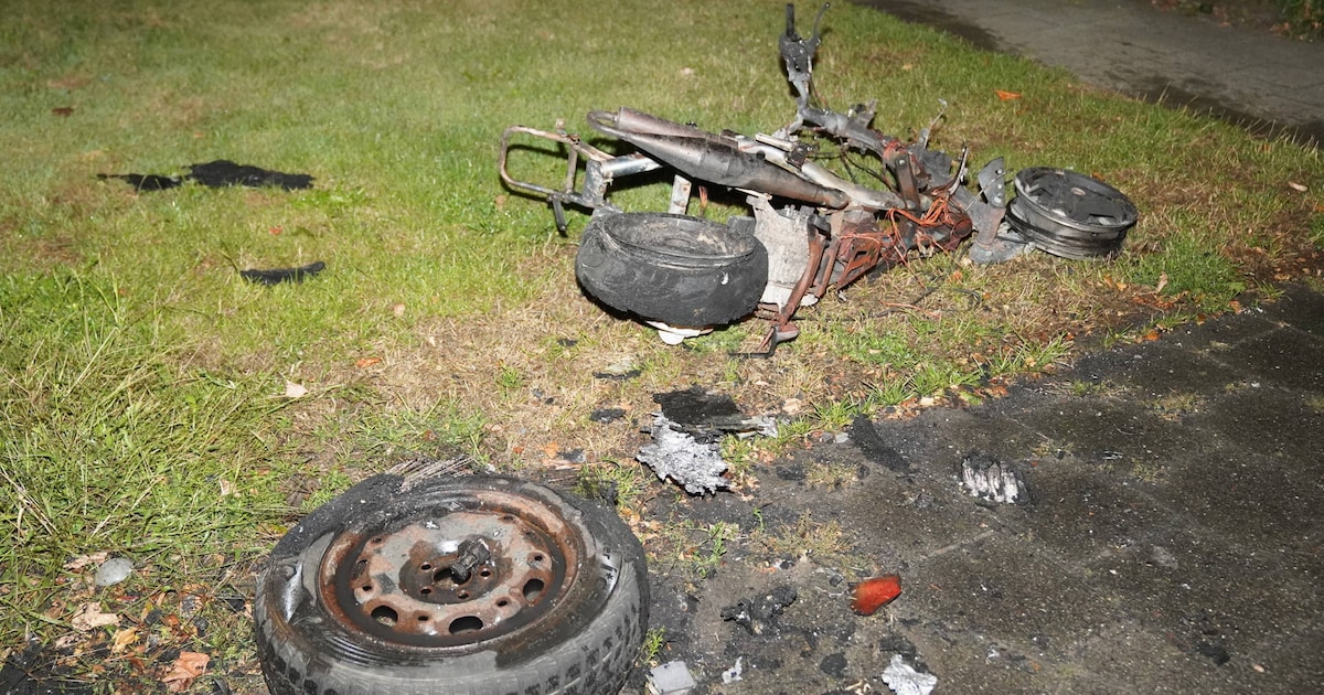Scooter volledig afgebrand in Wijk en Aalburg