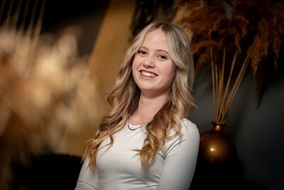 Zahr (15) uit Tilburg is TikTok-sensatie met zangvideo’s met hele familie: ‘Ik wilde dingen doen die papa deed’