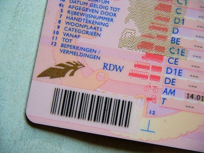 Snelheidsduivel (19) rijdt 182 kilometer per uur op de A2 bij Den Bosch: rijbewijs weg, dure cursus 