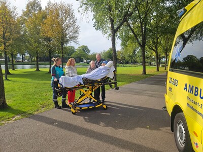 Ambulancechauffeur Sanne (38) gunt stervenden een mooi laatste ritje: naar hun lievelingspark of nog één keer een ijsje met discodip