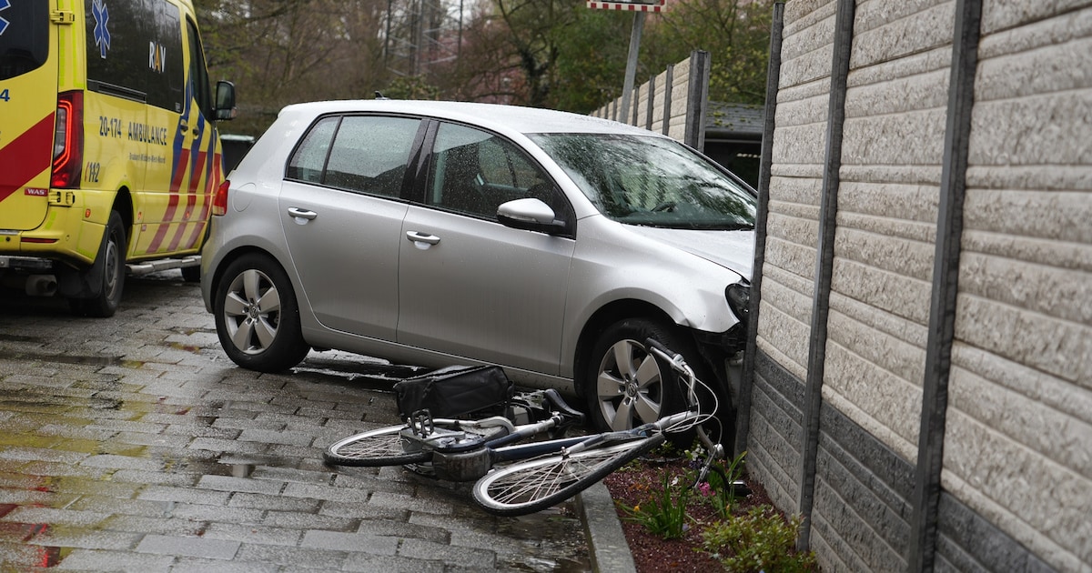 Auto schept fietser en rijdt dwars door betonnen schutting in Dongen