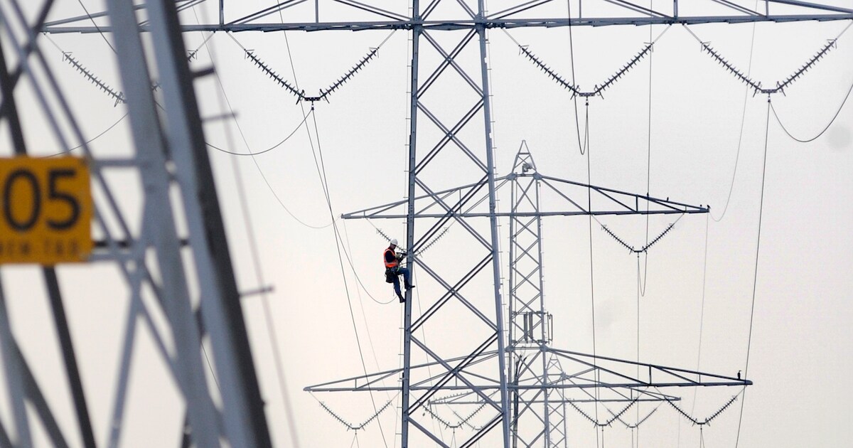 Verfbeurt voor hoogspanningsmasten: Industrielaan Uden in etappes dicht ...