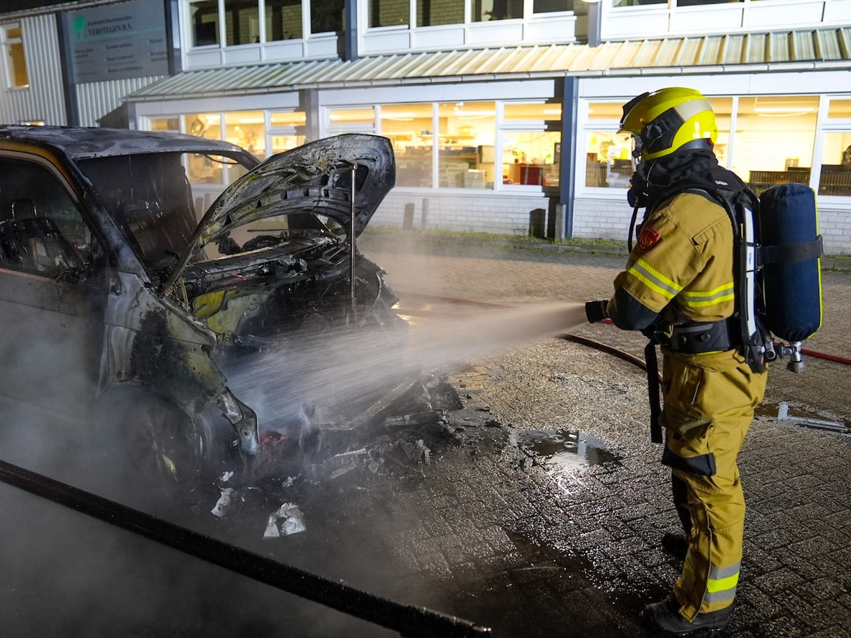 Een brandweerman blust het vuur. 