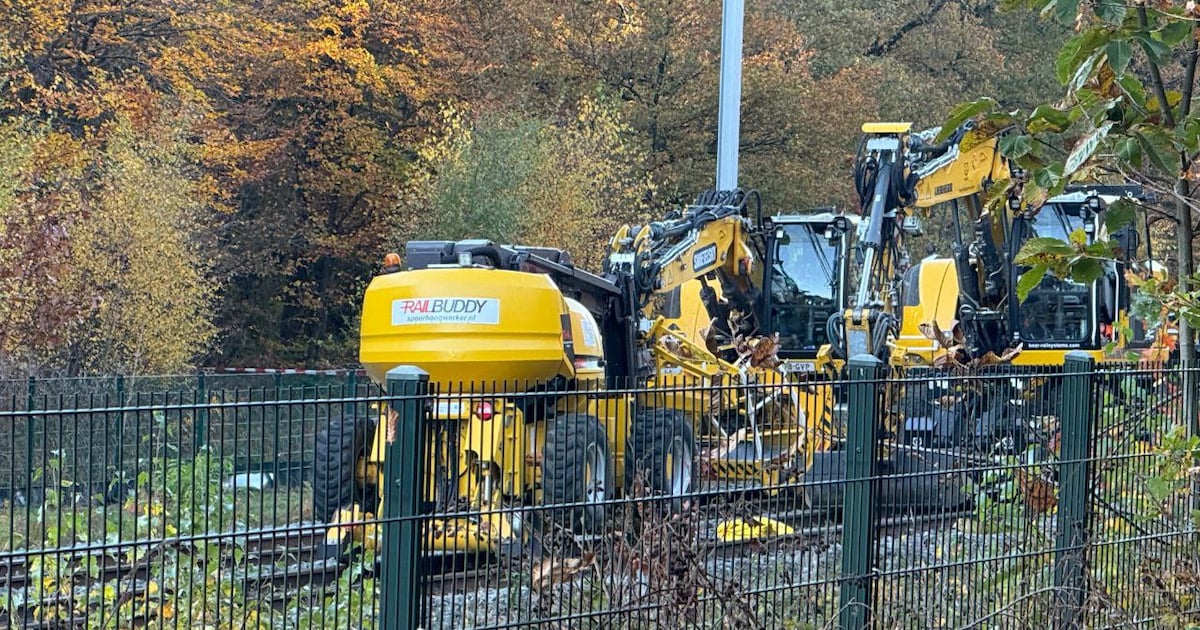 Dode bij botsing op spoor tussen graafmachine en hoogwerker.