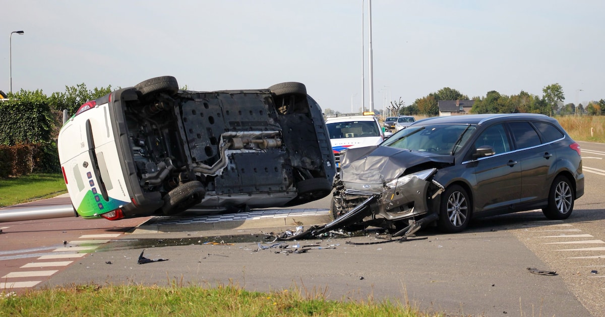 Forse schade bij botsing op beruchte kruising in Oss: busje belandt op de zijkant.