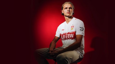 Uitstekend debuut in Stuttgart: Tim van der Leij scoort en helpt ploeg direct aan zege