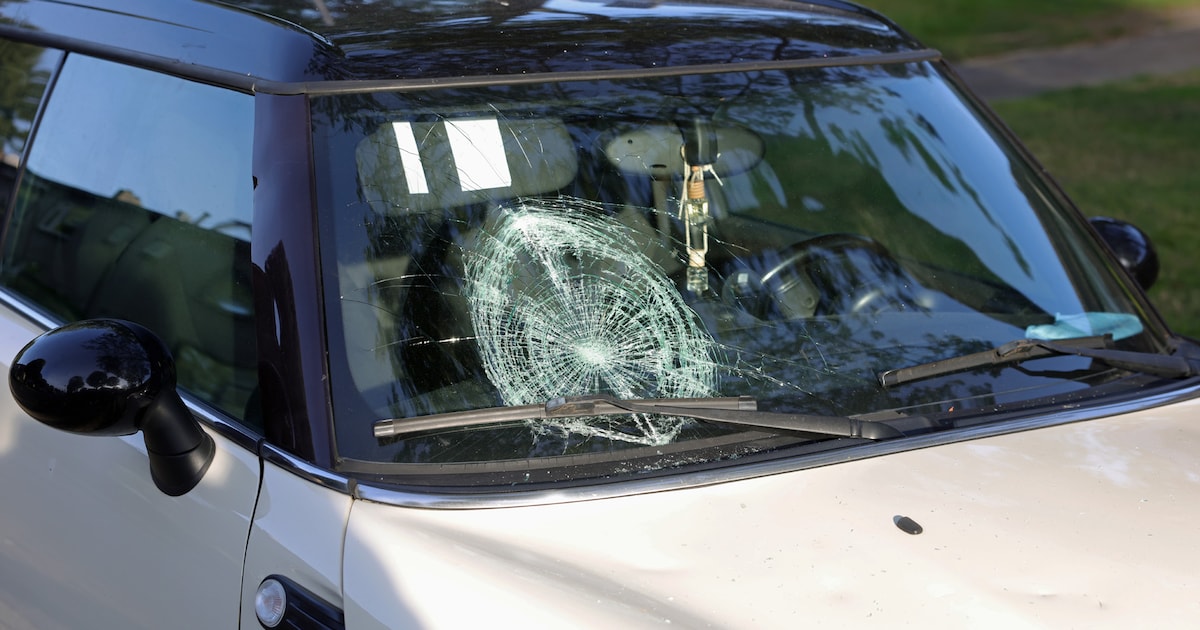 Elektrische step in stukken en flinke barst in voorruit auto bij botsing in Waalwijk.