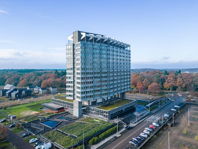 Helikopter in actie voor installaties op voormalig Philips hoofdkantoor