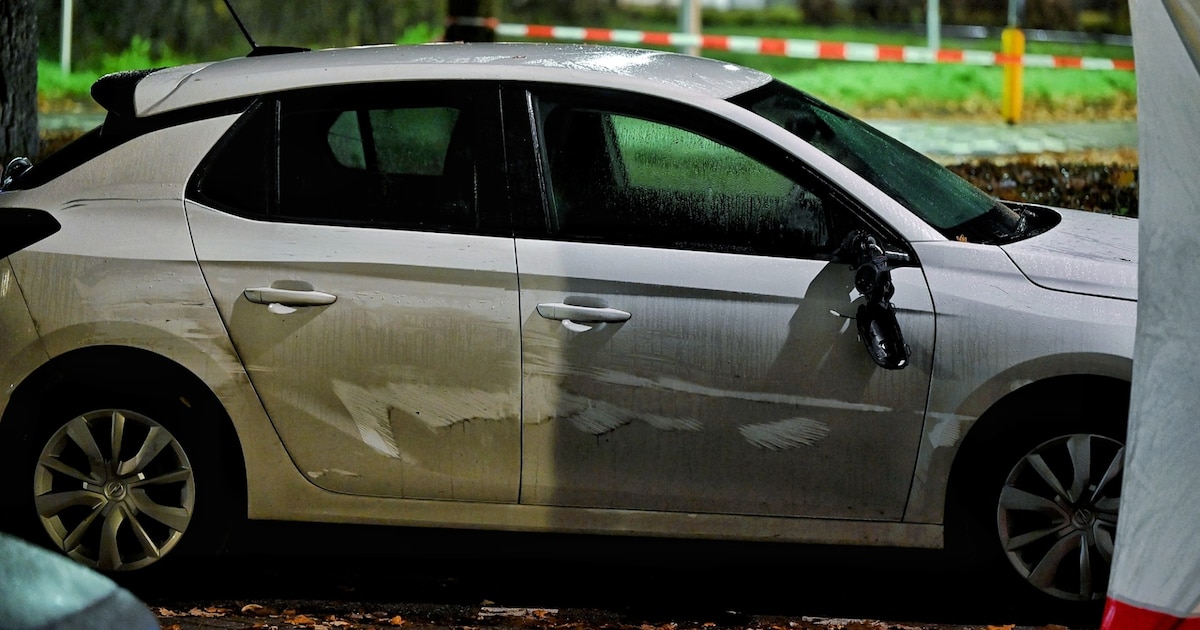 Man op elektrische fiets overlijdt na botsing met geparkeerde auto in Tilburg, politie doet uren ond