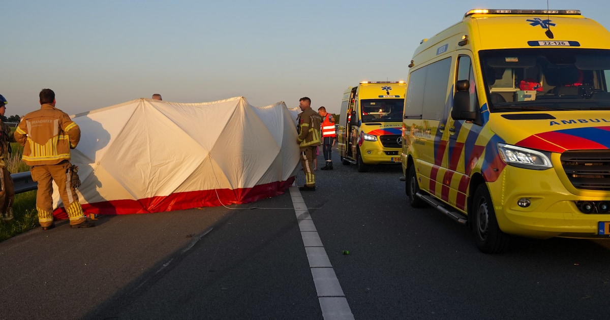 Auto met man, vrouw en kind slaat over de kop op A67 bij Helenaveen