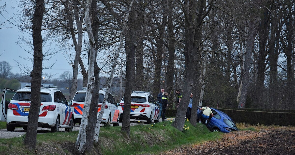 Automobilist heeft moeite met keren en belandt in sloot in Haghorst