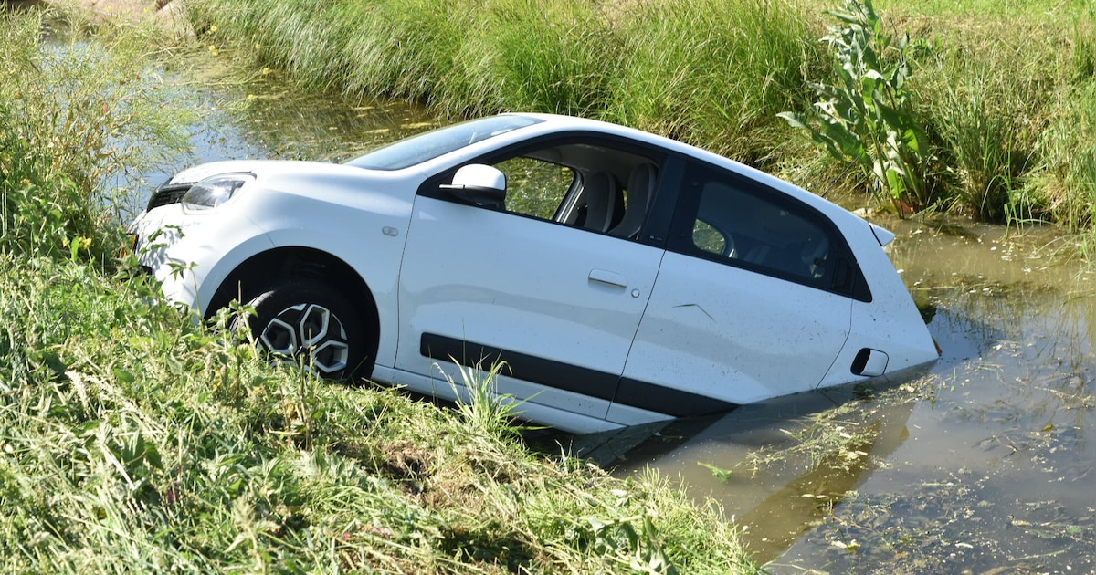 Auto raakt van de weg en belandt in sloot langs N322 bij Gameren