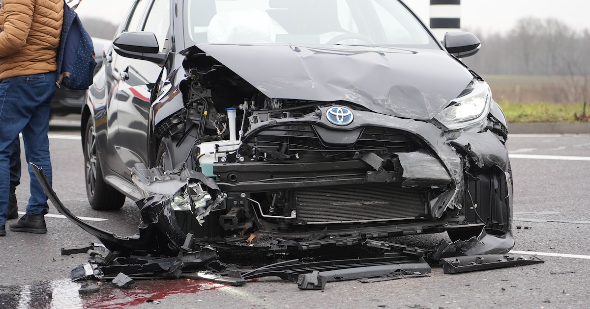 Defecte verkeerslichten zorgen voor botsing tussen twee auto’s in Gilze ...