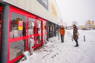 Winkelcentrum De Hurk in Eindhoven blijft nog even dicht: ‘Laatste sneeuw moet nog van het dak’