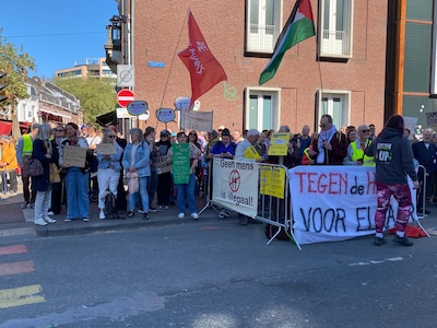 Eerste demonstranten verzamelen zich op Heuvel in Tilburg: voor- en tegenstanders aanwezig