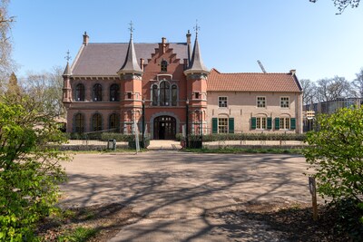 Binnenkijken in het voormalige Land van Ooit: een hotel met 56 luxe kamers en een vernieuwd roze kas