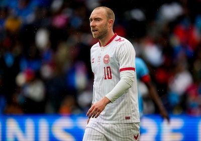 Christian Eriksen zakt opnieuw naar de grond tijdens interla