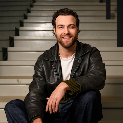 Jim (26) uit Berkel-Enschot scoort met debuutsingle op de radio: ‘Muziek helpt me om alles te verwer