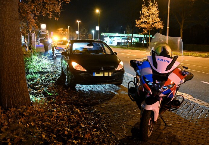 Agenten met getrokken wapens houden auto aan in Tilburg en slaan ...