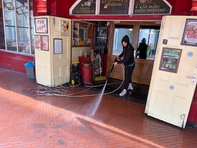 Bij een hotel in Helmond staat geen paard, maar een ander opvallend voorwerp in de gang
