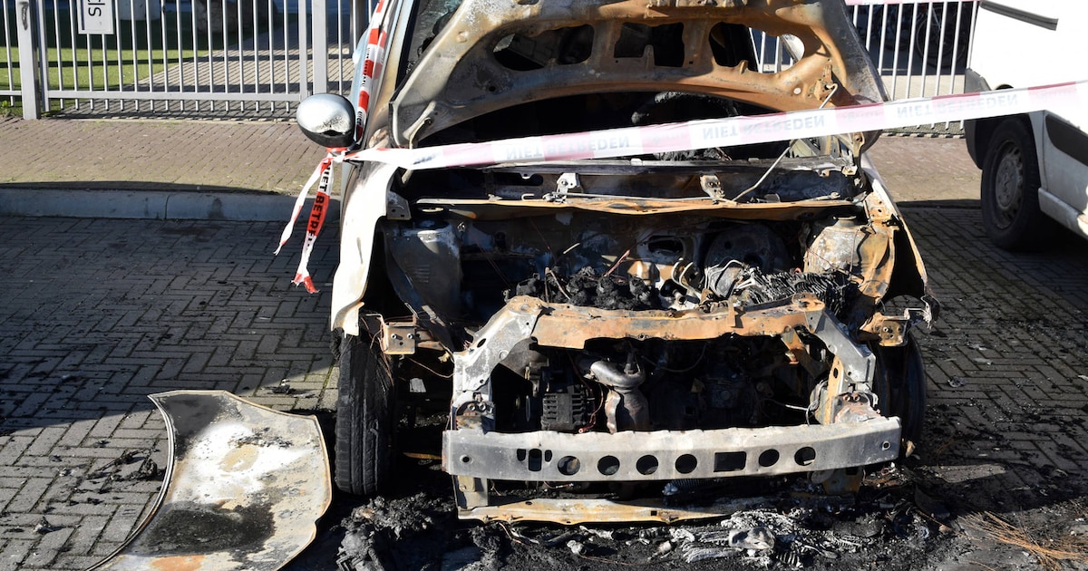 Autobrand in Zaltbommel: ook bestelbus naast voertuig heeft schade, mogelijk sprake van brandstichti