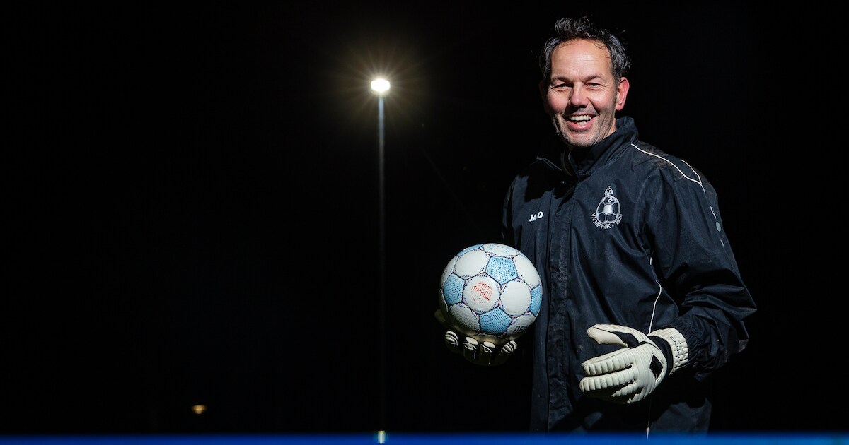 ‘Dan die ouwe gek er maar in’: plots is Pieter op 60-jarige leeftijd eerste keeper bij vijfdeklasser