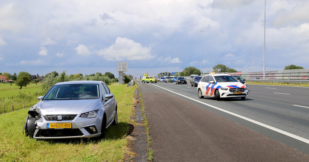 Ongeval met personenwagen op A2 in Enspijk, rechterrijstrook dicht