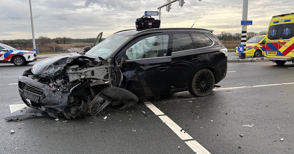 Bestuurder rijdt over middenberm en veroorzaakt ongeval met vier voertuigen op N260 in Tilburg