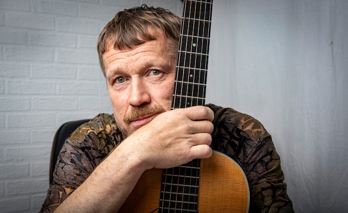 Singer-songwriter Michiel Flamman (54) is ongeneeslijk ziek: 'Ik voel dat  de kanker aan me knabbelt' | Zaltbommel | bd.nl