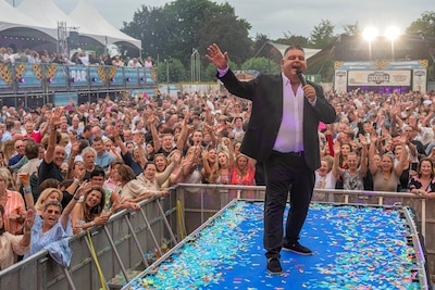 Zanger Django Wagner duwt lijst van lokale Nuenense partij Combinatie