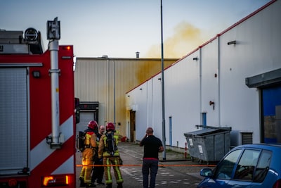 Giftige gele rookwolken bij incident bij bedrijf in Eindhoven: ijzeren balk belandt in bad met salpe