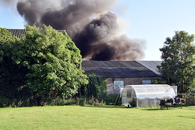 Tractorbrand in Well breidt uit naar loods, asbest vrijgekomen