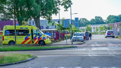 Fietser en auto botsen op fietspad in Oss
