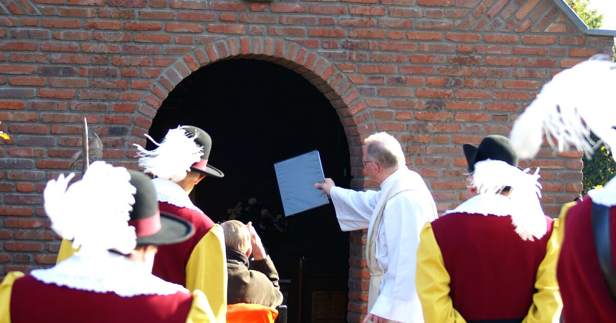 Nieuwe Mariakapel in Hulsel ingezegend door pastoor Van Roosmalen | Oud Reusel - De Mierden