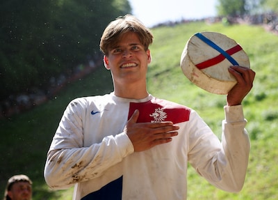Mensen breken botten, hij pakt de kaas: Niels Wennemars wint beroemde Engelse race en loopt trots rond met zijn prijs