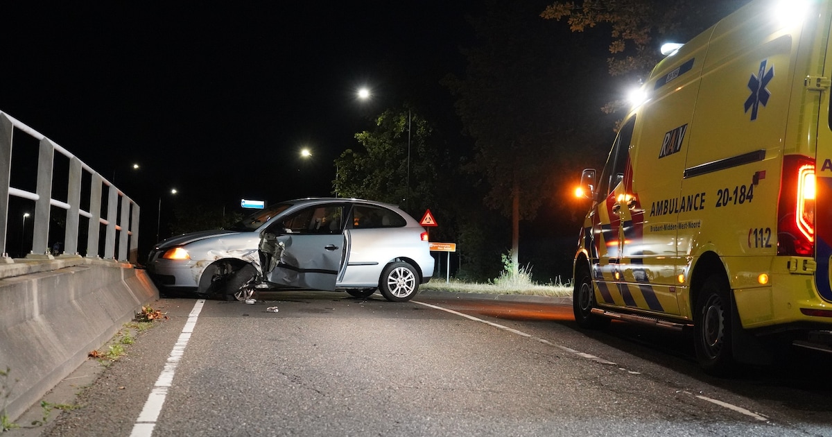 Bestuurder gewond bij botsing in Rijen, omstanders redden hem uit rokende auto.