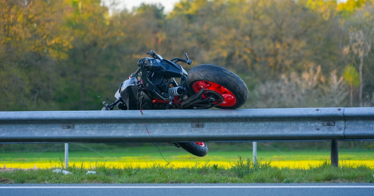 Motorrijder (27) zwaargewond na botsing met auto op A50 bij Nistelrode, politie zoekt getuigen en da