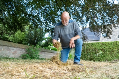 Gerard ziet zijn vrouw Suus breken na maaien van haar bloeme
