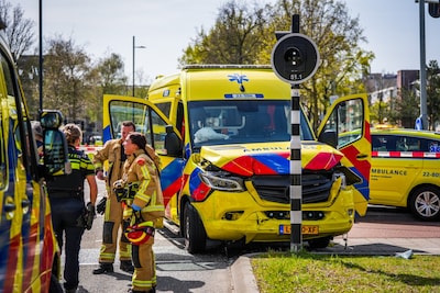 Meerdere gewonden bij botsing tussen ambulance en auto in Eindhoven, ook voetganger geraakt