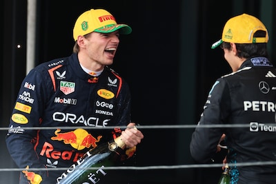 ‘Eh Max, je bent nu raceleider’: Max Verstappen verbluft zelfs zijn engineer na krankzinnige opmars