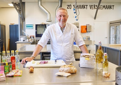 Oud-sterrenkok Ton (66) bedenkt de maaltijden van Jumbo en proeft alles: ‘We moeten hier een 11 halen, anders wordt het thuis een 5’