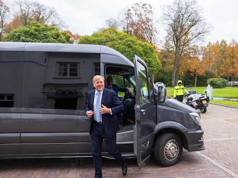 Premier en koning raken geschiedenis aan in Sint-Michielsgestel: 75 jaar SER en 80 jaar Stichting van de Arbeid gevierd