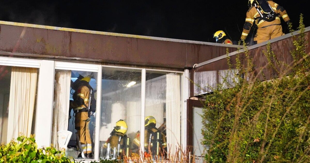 Vlammen slaan in de pan en daarna uit dak van bungalow in Berlicum, brandweer sloopt plafonds