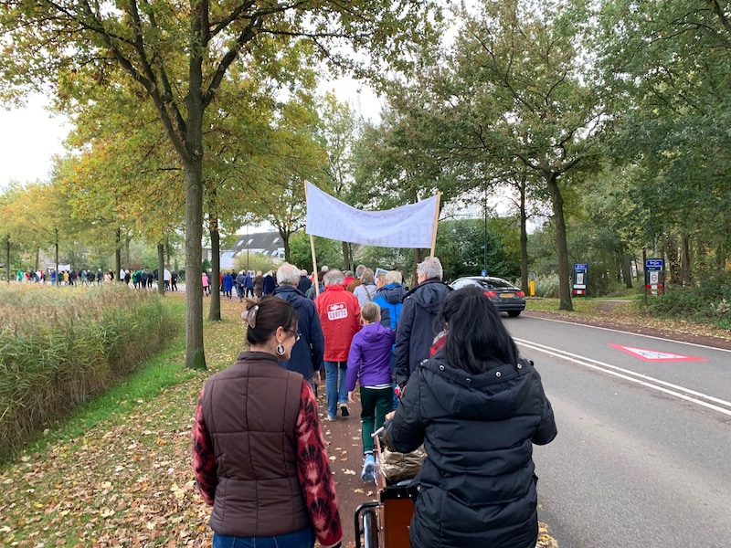 Met een stille tocht vroegen actievoerders aandacht voor behoud van de groene Jagersboschlaan en de wijze waarop Vught omgaat met inspraak.
