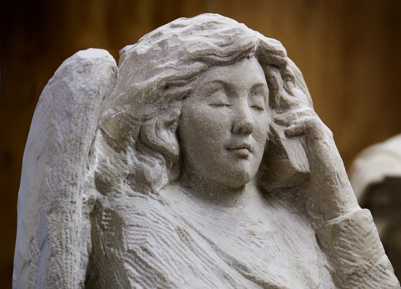 Engel met mobiele telefoon op de Sint-Jan.