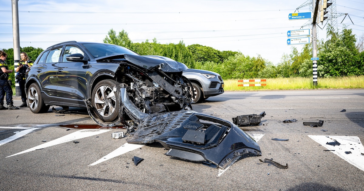 Drie auto’s zwaar beschadigd bij botsing op drukke kruising in Tilburg