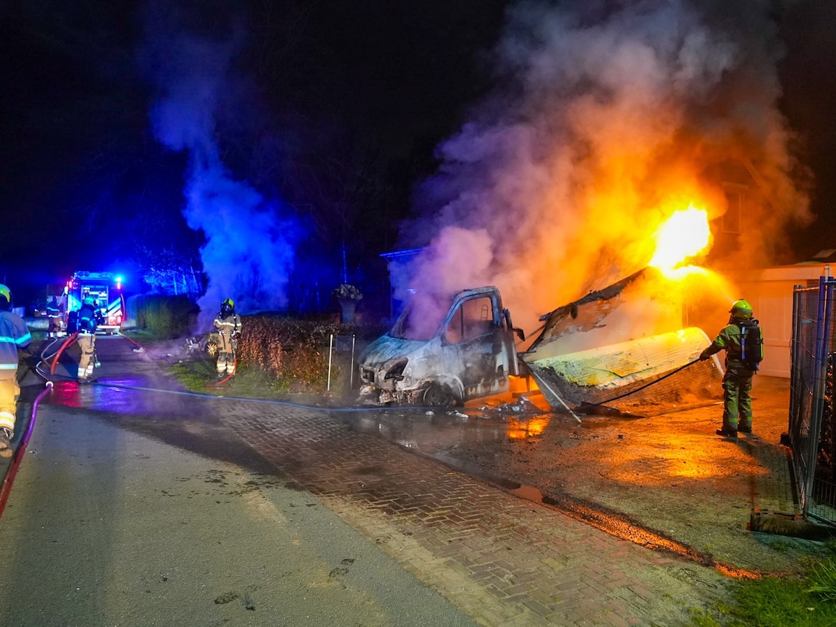 Vlammen schieten ui een bus.