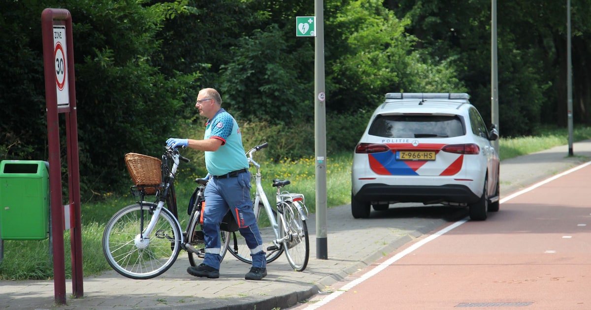 Man en jongen gewond bij botsing in Oss: ambulancebroeders zetten slachtoffer thuis af.