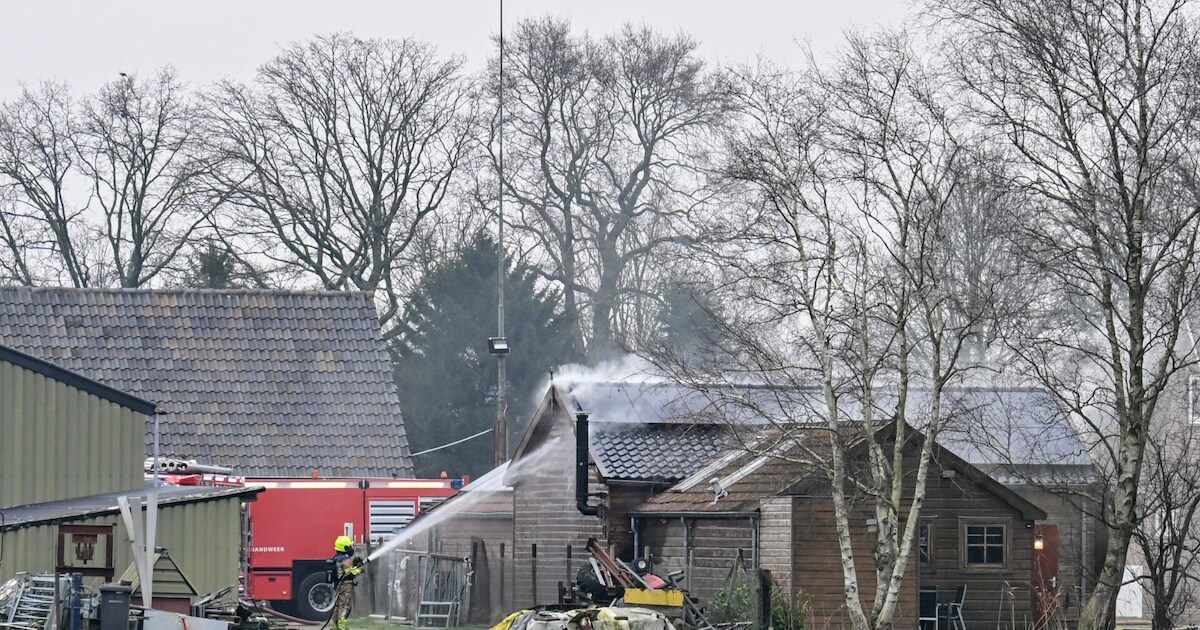 Brand breekt uit in schuur met auto's bij woning in Prinsenbeek